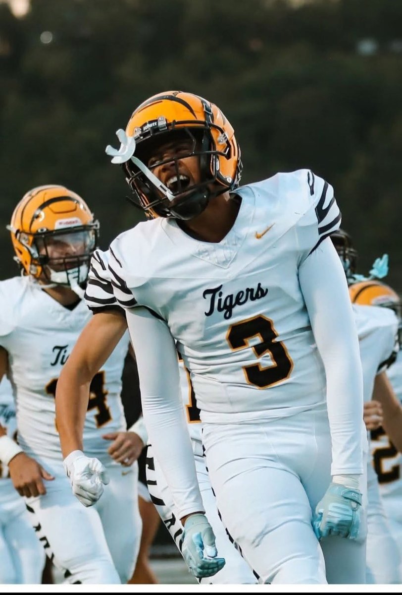 StokesKameron3's tweet photo. After a great conversation with @coachWRacine I am extremely blessed to announce my third offer from Trine university!⚡️✝️ https://t.co/ktcpD1Jo5Y