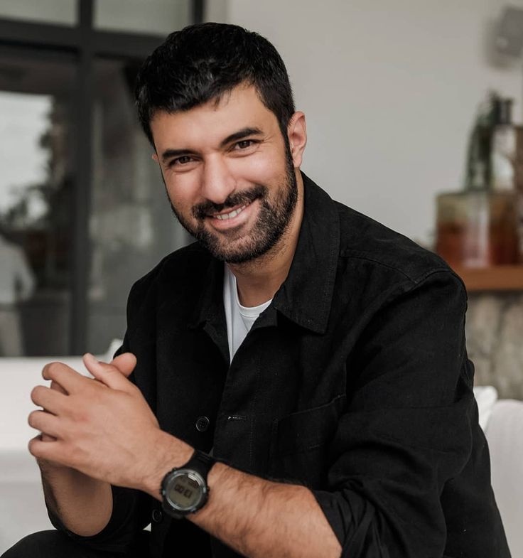 Claro ejemplo de que los años lejos de causar efecto te hacen más bello, feliz cumpleaños bombón que la vida te llene de bendiciones #EnginAkyürek #EnTuForever