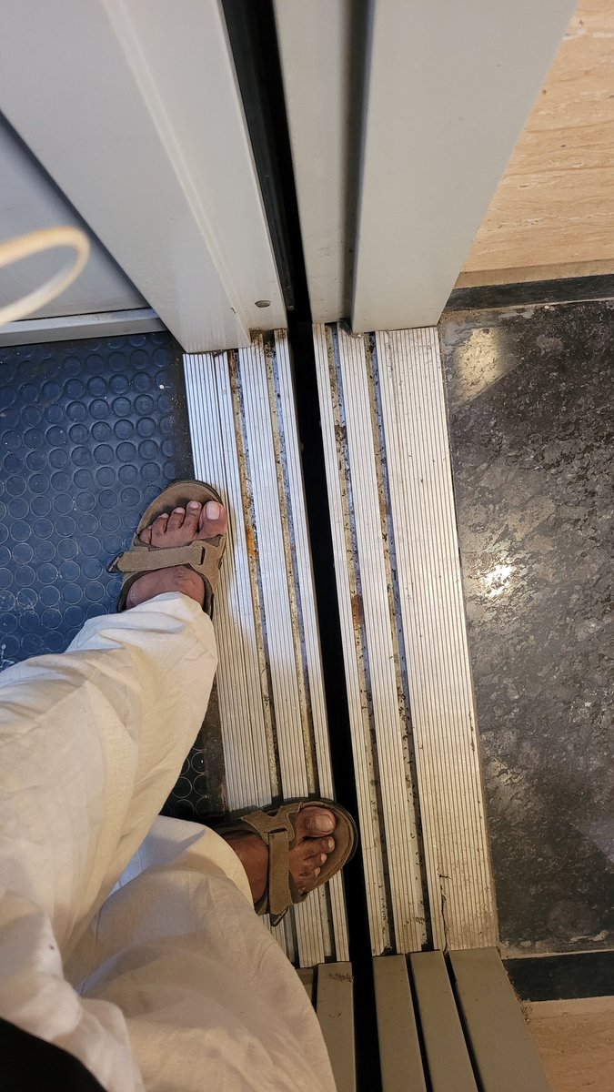 harshdeeprapal's tweet image. As luck would have it, my car keys just slipped from my hand, fell down and have vanoshed into the elevator shaft. 

That evil gap. Right there 😰