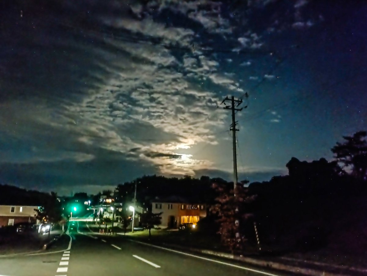 syoh1225's tweet image. 先日(10/8)  月が出たので撮ってみた！
眼科通院の帰りで〜す🤭

#お月さま #スマホ撮影 #目の検査