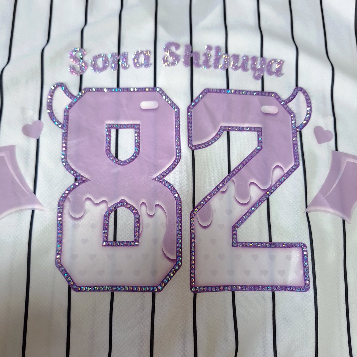 nyan_r0925's tweet image. ずっとやりたかったやつー！！
不器用O型にしてわ頑張った👏🏻ﾊﾟﾁﾊﾟﾁ
キラキラしてて可愛すぎるので
どうが19日曇止まりにしてください！笑

 #ユニフォームシャツ  #ストーンデコ