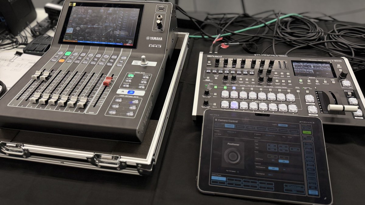 A_Sato_iU's tweet photo. #iUFes2025

今年もiUフェスのステージで 
#ntstreaming

2台のPTZカメラ
Roland V-80HDで制御
マクロ組んで16の画角をスイッチング

Assignable Padsでカメラの手動制御

ラインとエアーマイクを使い、ラインの半分の音量でエアーを導入 https://t.co/JdWkmhqxTc
