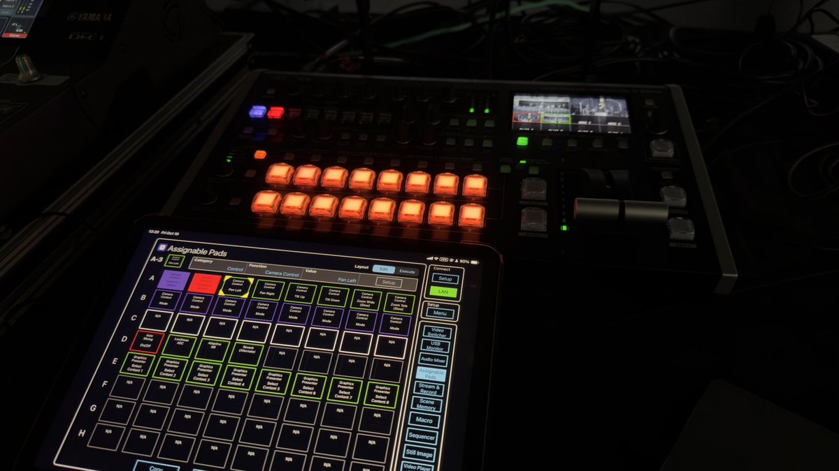 A_Sato_iU's tweet photo. #iUFes2025

今年もiUフェスのステージで 
#ntstreaming

2台のPTZカメラ
Roland V-80HDで制御
マクロ組んで16の画角をスイッチング

Assignable Padsでカメラの手動制御

ラインとエアーマイクを使い、ラインの半分の音量でエアーを導入 https://t.co/JdWkmhqxTc