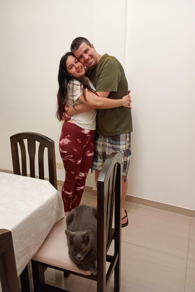 ArtemJoyero1's tweet image. Festejando mi cumple número 39 con mi esposa, nuestro gatijo y una deliciosa torta de chocolate 🍫!