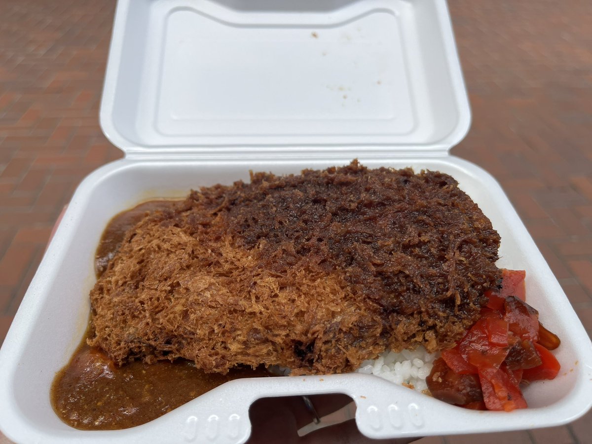 でっかいカツカレー🍛
想像以上にデカい
カツもサクサクジューシーで普通に美味い