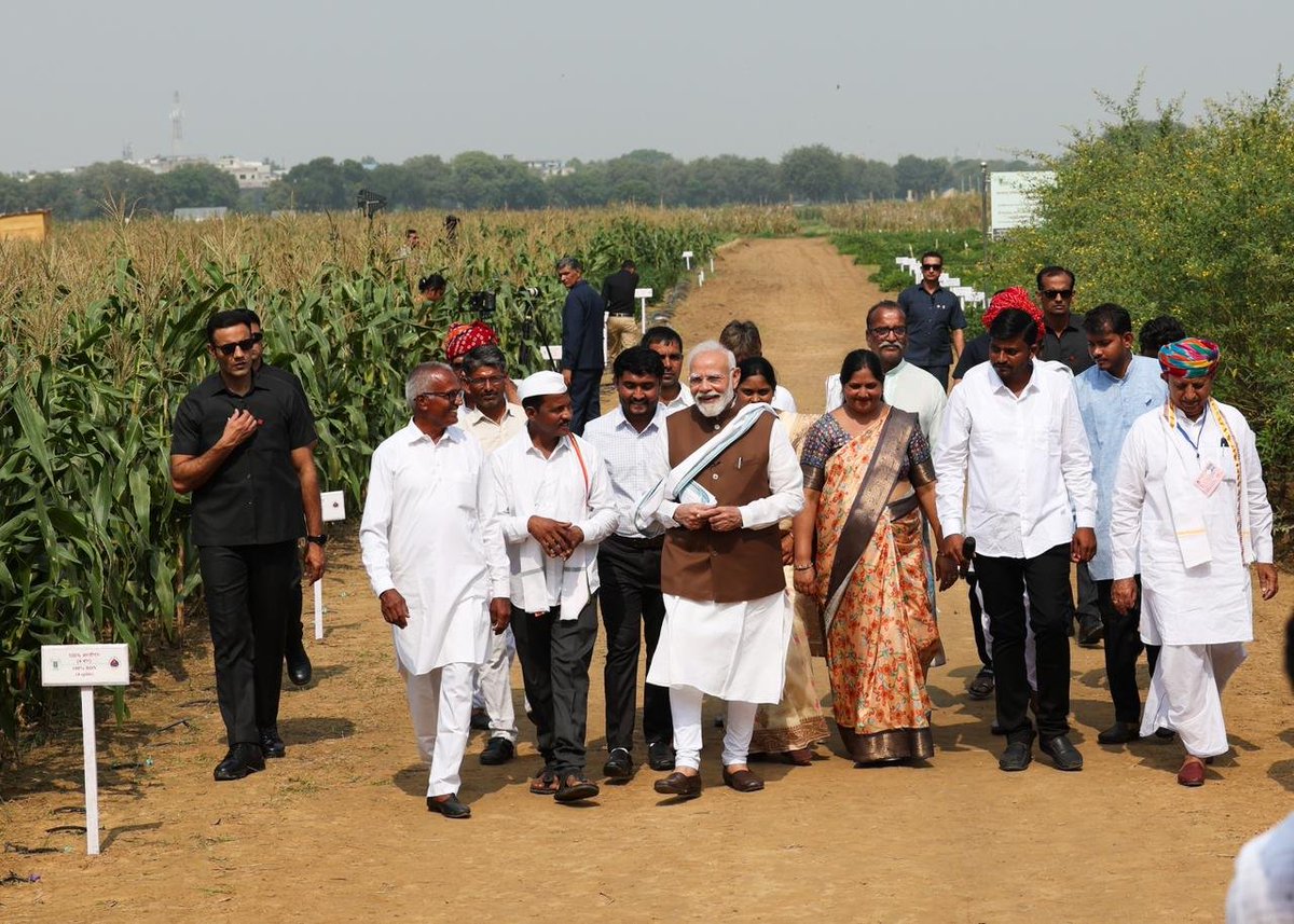 brajeshyadav001's tweet image. इतिहास में अतीत के पन्ने पलट कर देखो, उच्च पद पर बैठे हुए हैं ऐसे व्यक्ति, बहुत कम ही मिलेंगे जो जनता के बीच में इस तरह रहते हो जैसे ये उनका अपना परिवार हो..

प्रधानमंत्री @narendramodi जी करोड़ कार्यकर्ताओं के लिए प्रेरणा है..

#AtmanirbharBharat #ViksitBharat