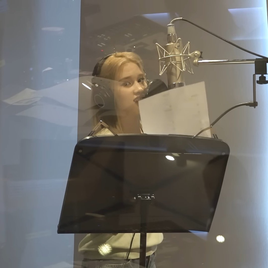 KH901002's tweet image. ᅠ
ᅠᅠ
𓌹 #REC_진울 — Chandra's POV 𓌺
ᅠAfter Ruru took the honor of our first take, next one is our supacool @VINESTLIE 's turn. 

With her great vocal, you guys must be curious about the result, right? 
Good job, Samantha! 
ᅠ