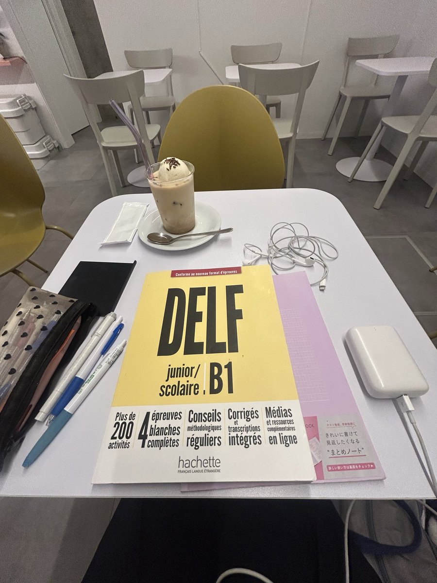 フランス語の試験の合間にきたカフェがなぜかフランス人しかいなかった🤔🇫🇷笑