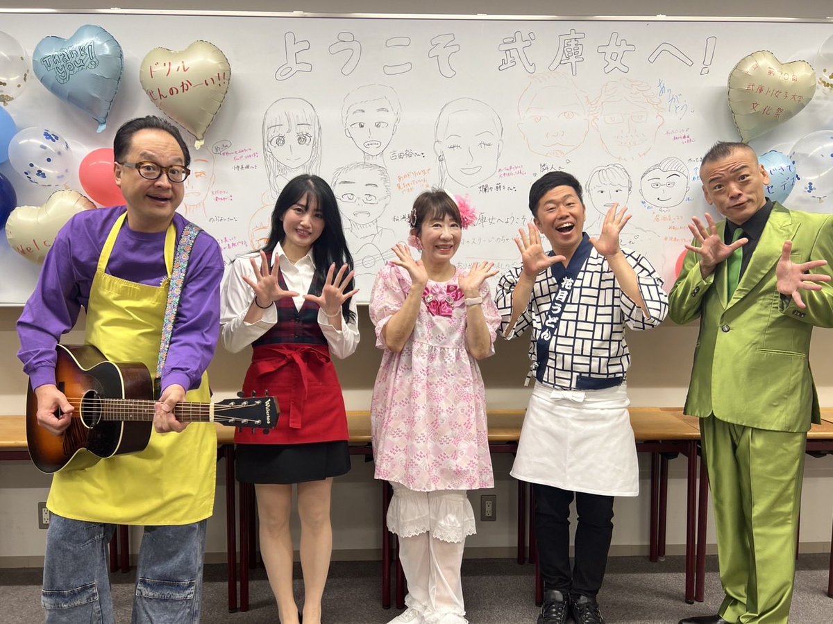asakaakie's tweet photo. 武庫川女子大では
こんな手書きの似顔絵でお出迎えしてもらいました╰(*´︶`*)╯♡

その前でメンバーで
記念撮影だよ🙋‍♀️ https://t.co/2c1eTk2IRL