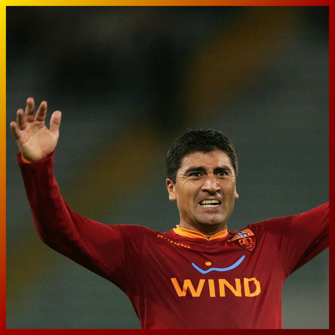 Roma4EverNET's tweet image. 🔴🎙️🟡 ~ عاد ديفيد بيزارو للحديث عن #روما، النادي الذي شكّل مسيرته، خلال جولة EA7 World Legends Padel Tour في نيويورك، وهي فعالية جمعت نخبة من ألمع الأسماء في عالم الرياضة العالمية.

اغتنم لاعب خط الوسط التشيلي السابق، وهو شخصية محورية في ملاعب البادل، الفرصة لمناقشة أداء…