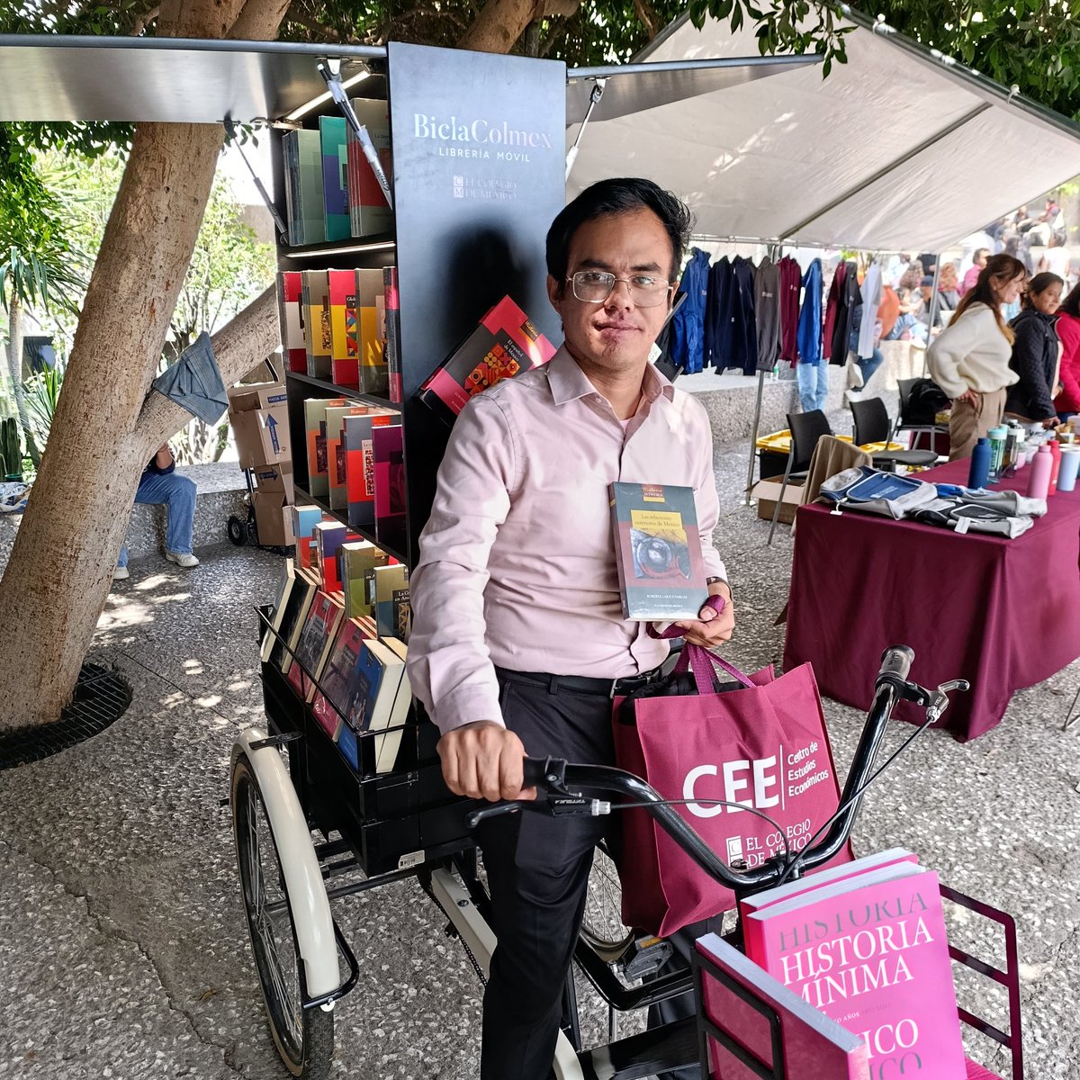 Publicaciones de El Colegio de México (@libroscolmex) on Twitter photo 🎒🏫Inicia la 9ª Feria de licenciaturas y posgrados y café con 
Colmecas alumni.
Te esperamos hoy hasta las 14:00 en nuestras instalaciones. 
¡Conoce cómo formar parte de la #ComunidadColmex! 
En la explanada principal Colmex y la #BiclaColmex con 20% de descuento 🎒🏫Inicia la 9ª Feria de licenciaturas y posgrados y café con 
Colmecas alumni.
Te esperamos hoy hasta las 14:00 en nuestras instalaciones. 
¡Conoce cómo formar parte de la #ComunidadColmex! 
En la explanada principal Colmex y la #BiclaColmex con 20% de descuento