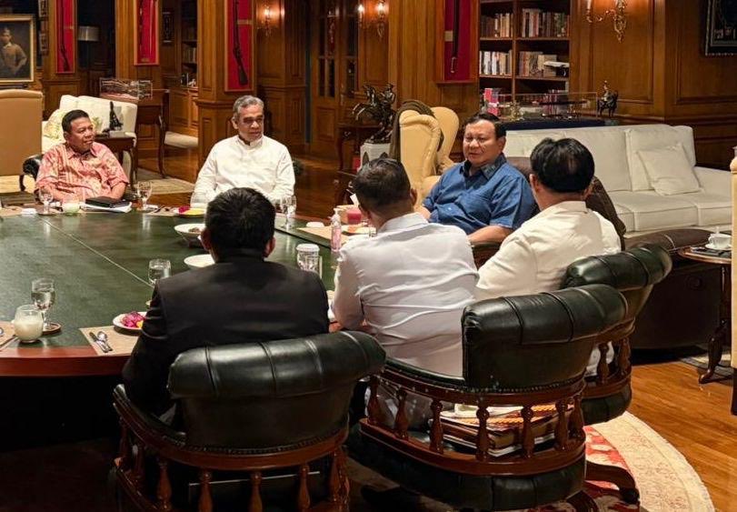 Malam Minggu, Presiden Prabowo Gelar Diskusi dengan Ketua MPR dan Sejumlah Menteri Bahas Isu Terkini Tanah Air

Bogor – Presiden Republik Indonesia Prabowo Subianto menggelar pertemuan dengan Ketua MPR RI Ahmad Muzani dan sejumlah jajaran menteri Kabinet Merah Putih di kediaman