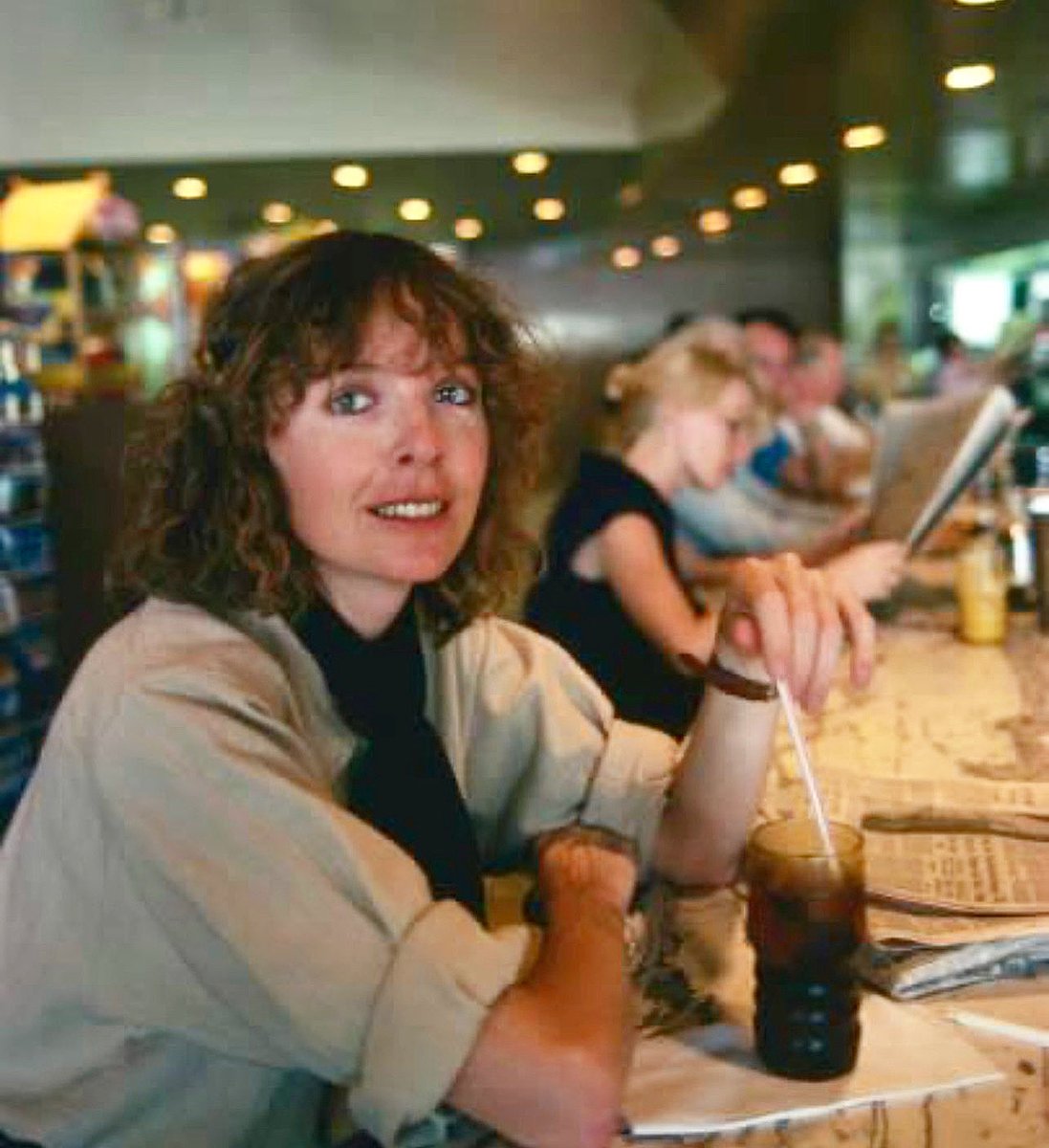 I’ve always loved this photo of Diane Keaton at  Schwab’s Pharmacy counter in 1979. #LAGirl This loss is hard to process. 

📷 by Douglas Kirkland.