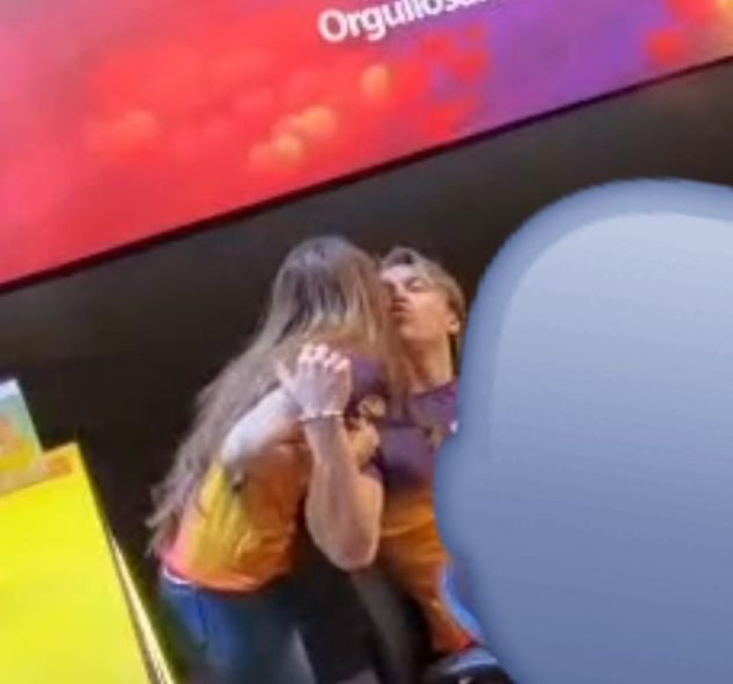 StarlitxNight's tweet image. Que no importa que hayan pasado todo el día juntos, que el la va a besar cada que la vea 🙃