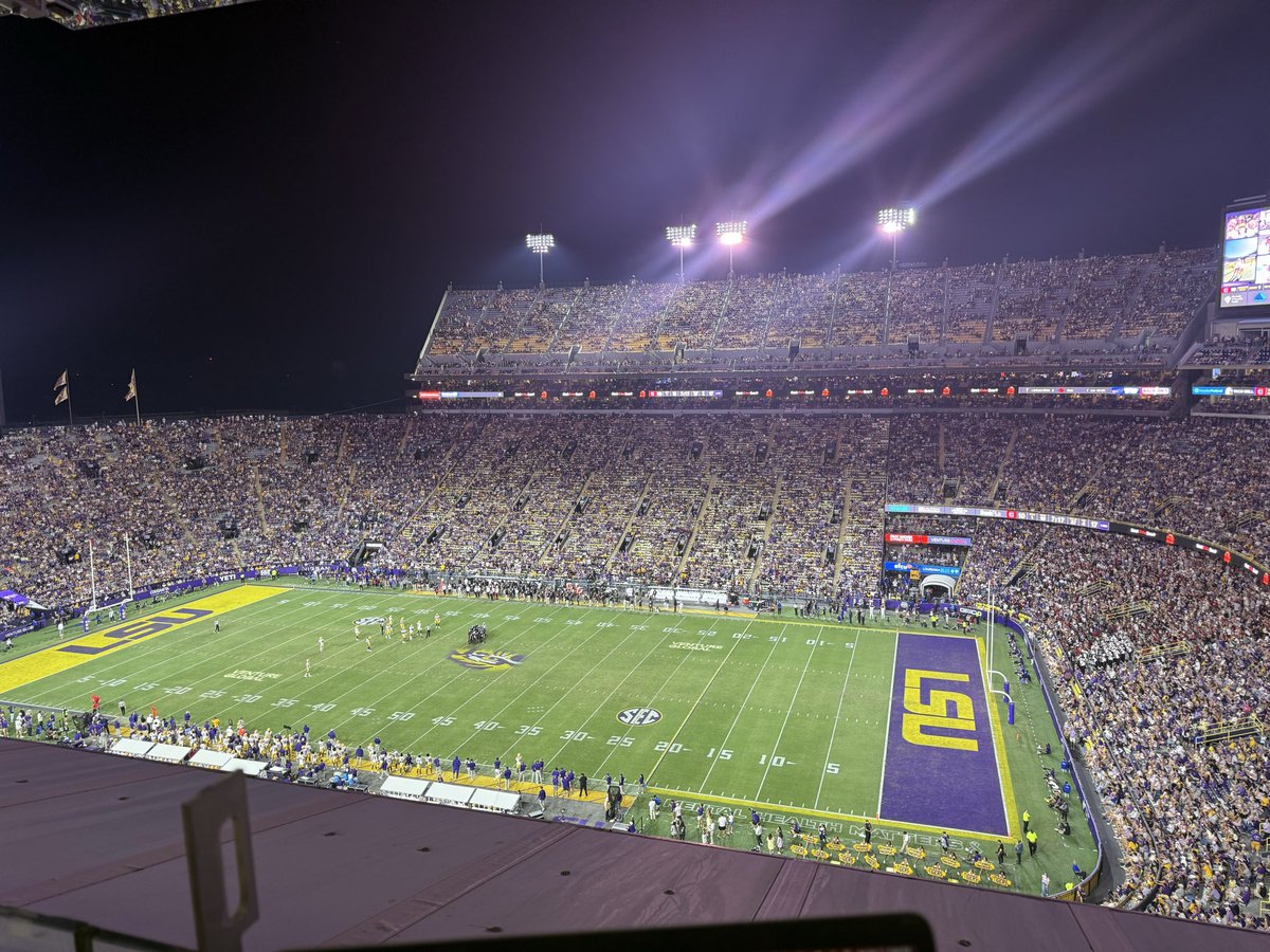 7 point game with 7 minutes left in the 4th

Wild how empty this place is