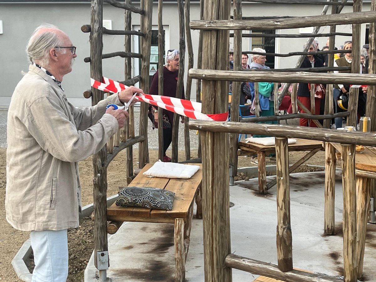 A Craon, des bénévoles ont créé une gloriette près de la résidence des archers. 

Avec nos agents, ils ont fabriqué un îlot de fraîcheur, un lieu de rencontre. 

Merci à tous et particulièrement à la famille Houtin. Un projet citoyen né de notre commission extramunicipale !