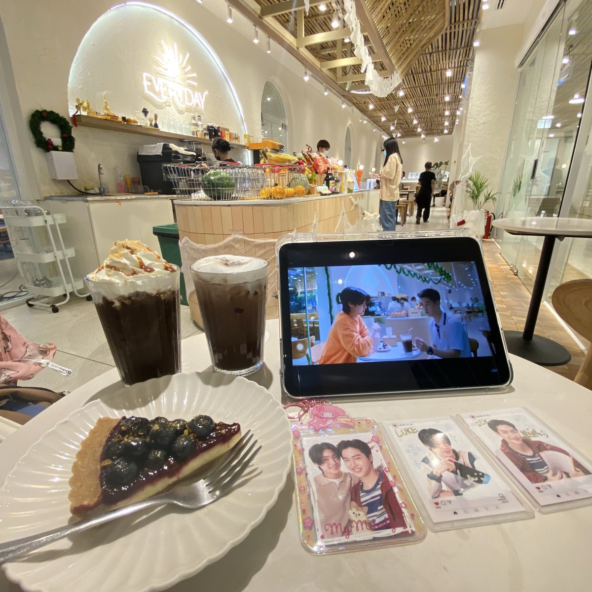 halfmyhppness's tweet image. Where are u, KitShane ? 😳🤏 

📍Everyday Mookrata Riverside 
🎞️ Boys In Love Series Ep 1 &amp;amp; Ep 12 

#BoysInLoveSeries 
#lukeso_ #mickmetas #LukeMick