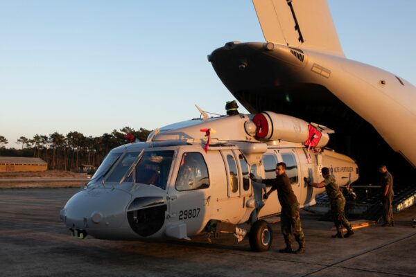 top_force's tweet image. 🚁🇵🇹 Força Aérea Portuguesa. Le Portugal a réceptionné son premier @Sikorsky UH-60L #Blackhawk via son @embraer C-390 #Millennium. avionslegendaires.net/2025/10/actu/l…