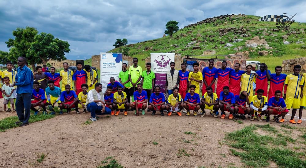 UNHCRinSudan's tweet image. In Um Rakuba camp in Gedaref🇸🇩, refugees and IDPs faced off in a football match!⚽ Camp residents &amp;amp; local authorities united in support.

Thanks to @UNHCRPartners #FIFA Legacy Fund, UNHCR implements #Sports4Protection in Sudan, bringing hope and opportunities to displaced people.