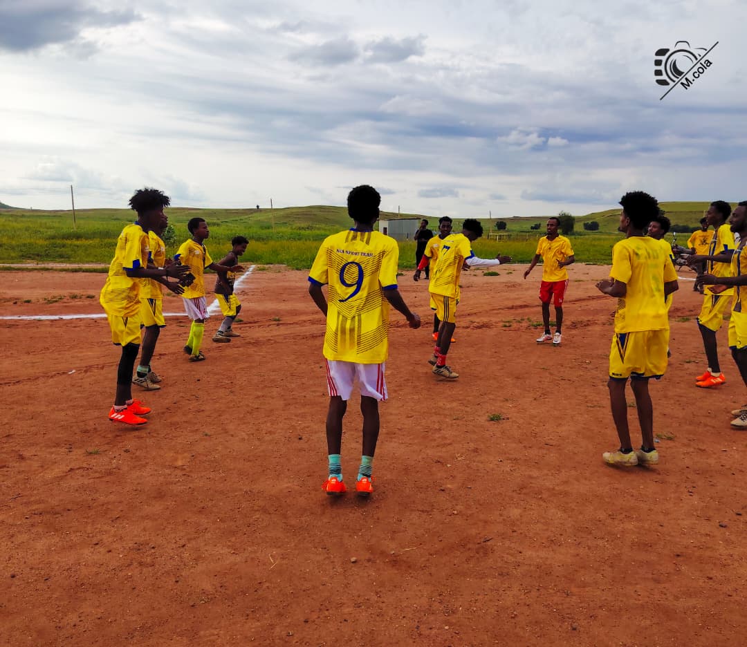 UNHCRinSudan's tweet image. In Um Rakuba camp in Gedaref🇸🇩, refugees and IDPs faced off in a football match!⚽ Camp residents &amp;amp; local authorities united in support.

Thanks to @UNHCRPartners #FIFA Legacy Fund, UNHCR implements #Sports4Protection in Sudan, bringing hope and opportunities to displaced people.
