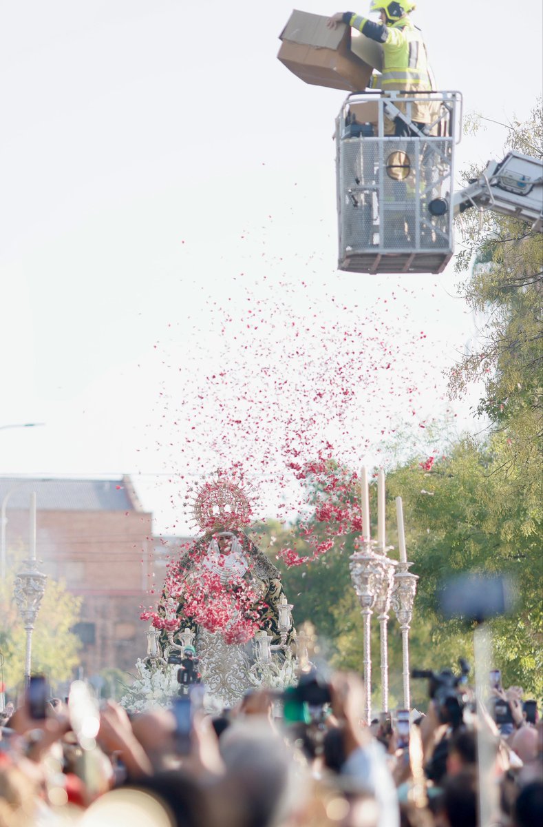 EspDeTriana's tweet image. Los Bomberos de Sevilla han ofrendado una petalá a Nuestra Señora de la Esperanza durante su traslado a la Parroquia de Jesús Obrero
#LaMisióndelaEsperanza
#EsperanzaDeTriana