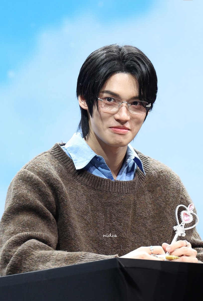 NIDZA7822's tweet image. วินโอ้ยย หยุดดื้อกี่โมง  จะเป็นพี่วิน ไม่อยากถือ 🤣🤣🤣🤣 พอได้ยินเสียงแฟนคลับหัวเราะ ดูหน้า วิน3ขวบ ครึ่ง   

WIN METAA FANIVAL FANSIGN
#GMMTVFANIVALxWin
#winmetawin @winmetawin