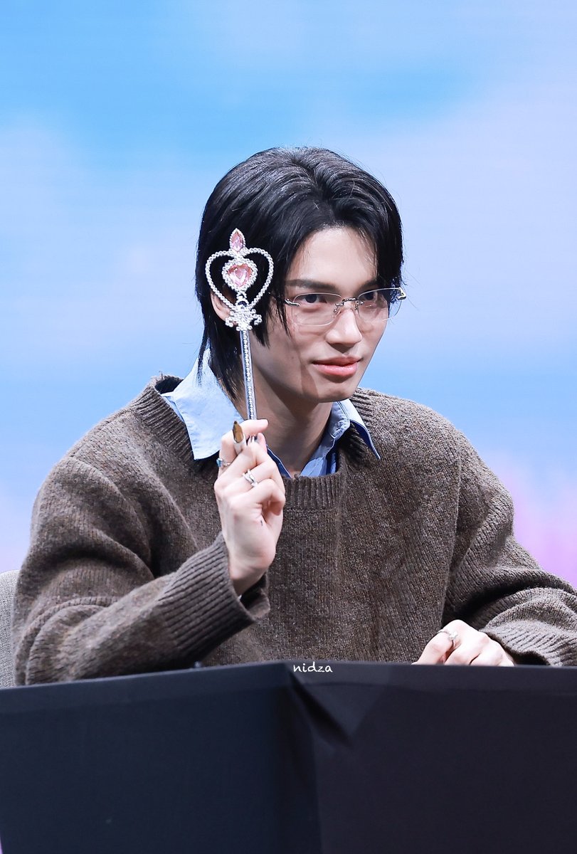 NIDZA7822's tweet image. วินโอ้ยย หยุดดื้อกี่โมง  จะเป็นพี่วิน ไม่อยากถือ 🤣🤣🤣🤣 พอได้ยินเสียงแฟนคลับหัวเราะ ดูหน้า วิน3ขวบ ครึ่ง   

WIN METAA FANIVAL FANSIGN
#GMMTVFANIVALxWin
#winmetawin @winmetawin