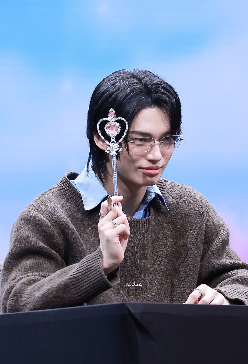 NIDZA7822's tweet image. วินโอ้ยย หยุดดื้อกี่โมง  จะเป็นพี่วิน ไม่อยากถือ 🤣🤣🤣🤣 พอได้ยินเสียงแฟนคลับหัวเราะ ดูหน้า วิน3ขวบ ครึ่ง   

WIN METAA FANIVAL FANSIGN
#GMMTVFANIVALxWin
#winmetawin @winmetawin