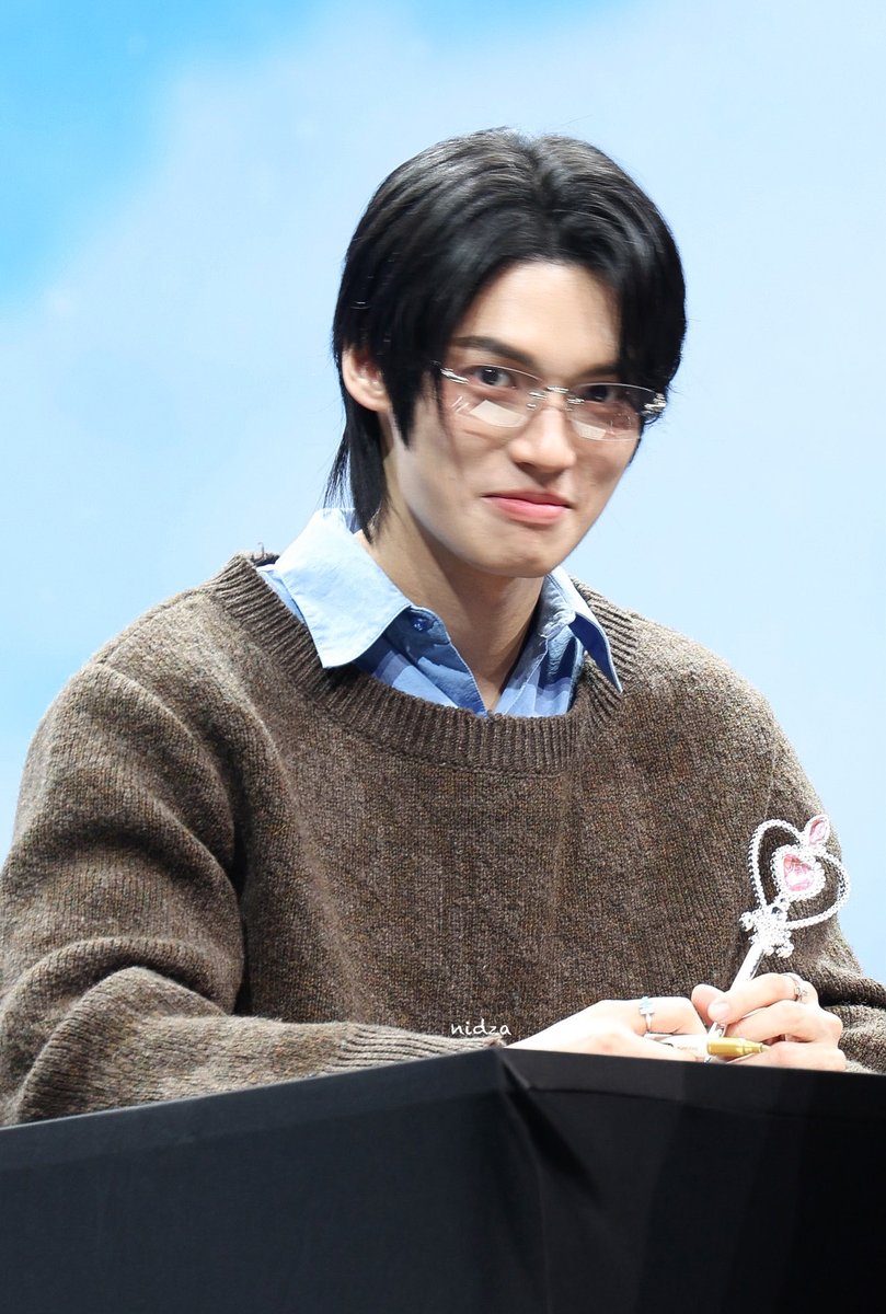 NIDZA7822's tweet image. วินโอ้ยย หยุดดื้อกี่โมง  จะเป็นพี่วิน ไม่อยากถือ 🤣🤣🤣🤣 พอได้ยินเสียงแฟนคลับหัวเราะ ดูหน้า วิน3ขวบ ครึ่ง   

WIN METAA FANIVAL FANSIGN
#GMMTVFANIVALxWin
#winmetawin @winmetawin