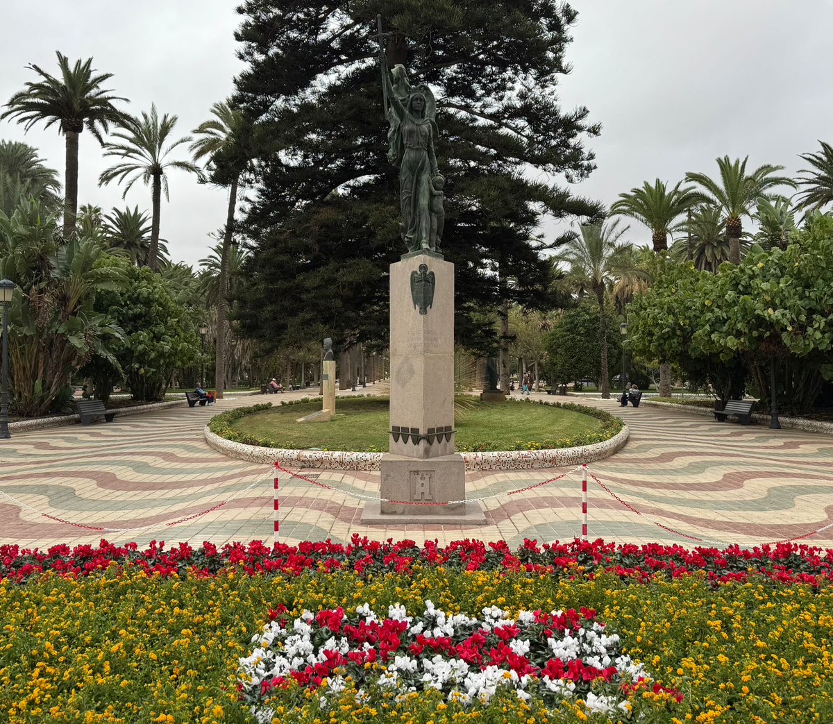 Feliz Día de la Hispanidad! Estatua de Isabel la Católica #Melilla! Orgulloso de ser Español!