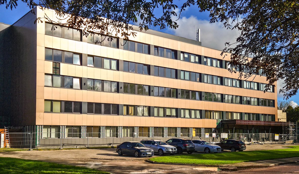 Agrāk tik nemājīgo Oskara Kalpaka ielu, kas Jaunliepāju savieno ar Ziemeļu priekšpilsētu un ostu, lielie būvdarbi izmaina līdz nepazīšanai. Arī velobraucējiem būs ērtāk. Zinot, ka ar prāmi no Vācijas atceļo arī tūristi ar velo, iepazīt Liepāju būs patīkamāk :)