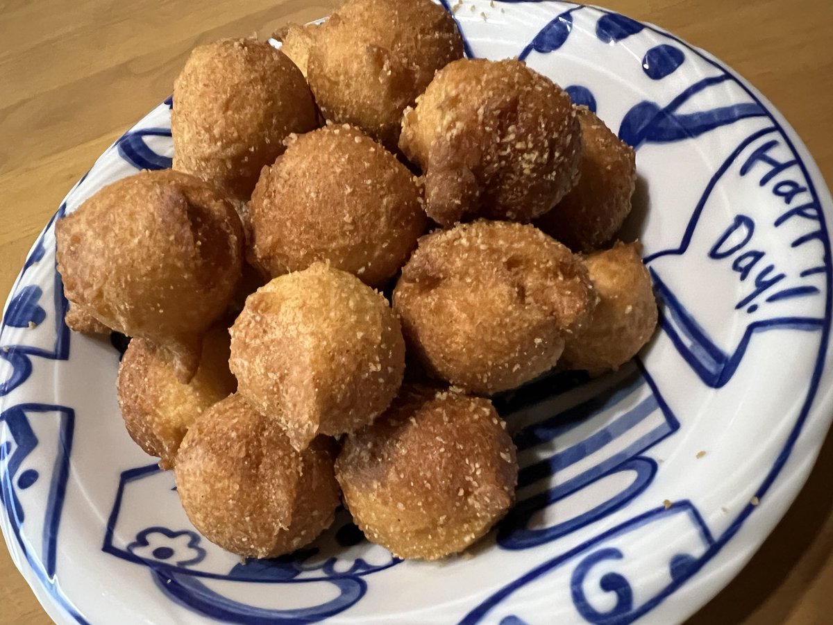 甘いものが食べたいと言われたので、久々に作ってみた。我が家は白砂糖は卒業したので、甜菜糖を使って、シナモンと混ぜ混ぜ🌀
程よい甘さで美味✨

#北海道産
#ホクレンのてんさい糖
#シナモン
#ドーナツ
#ホットケーキミックス 
#3時のおやつ