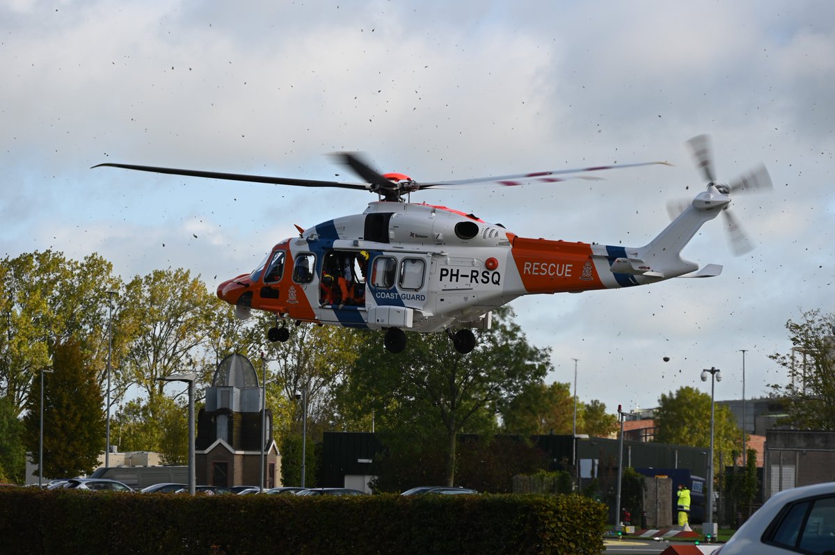 PD1ALW's tweet photo. Afgelopen week landde  #kustwachthelikopter voor een oefening op het terrein bij het ziekenhuis in #Sneek https://t.co/Verf9asdul