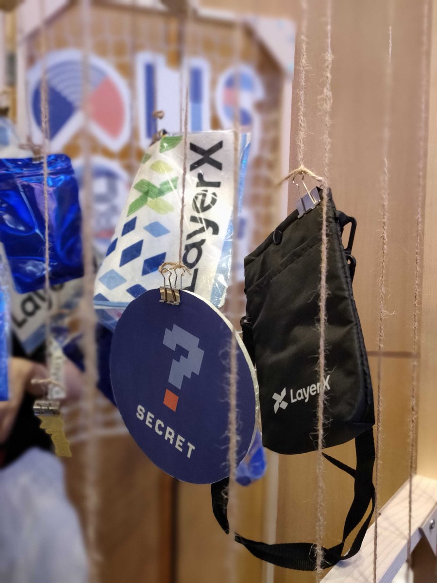 LayerX_Design's tweet image. ドリンクもいれられるサコッシュや、シークレットアイテムもくじ引きに新たに追加されています❤️‍🔥
LayerXブースにてまだまだお待ちしております🙌
#Designship2025 #LayerX_Design