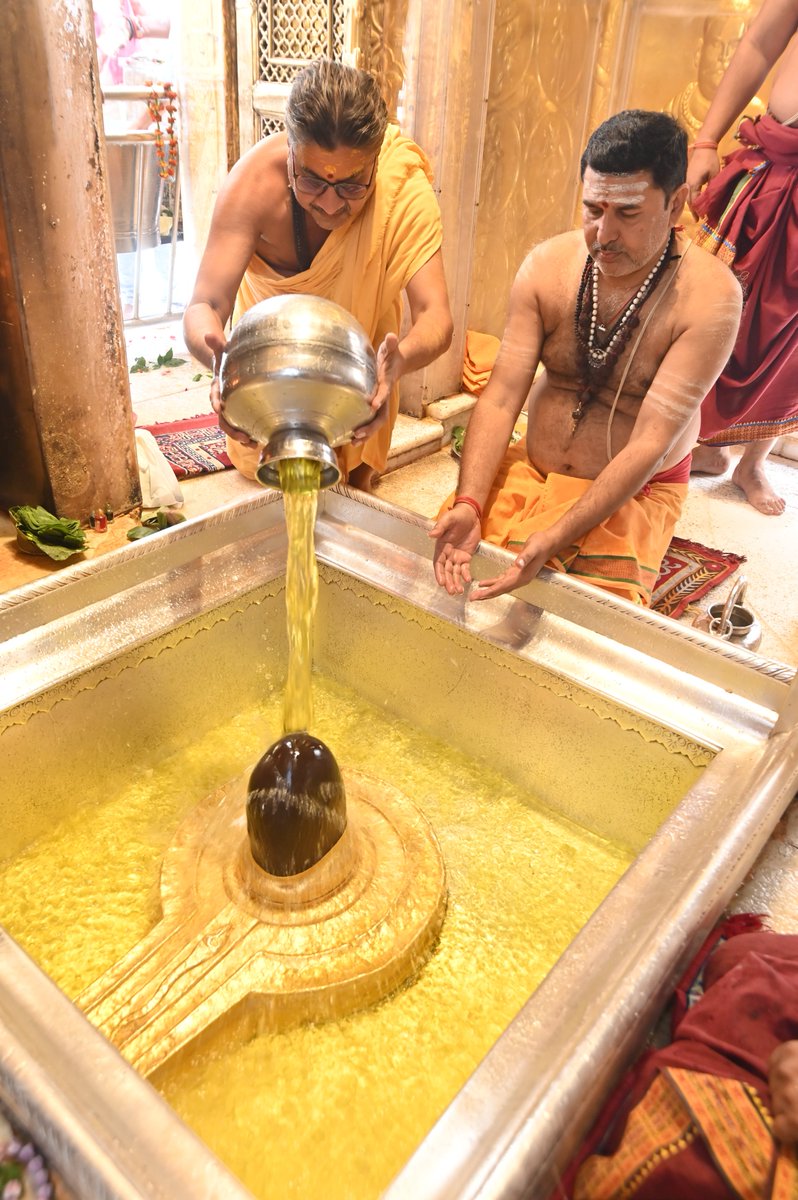 ShriVishwanath's tweet image. श्री काशी विश्वनाथ जी की मध्यान्ह-भोग आरती I 
#kashi #darshan #kashivishwanath #VishwanathDham #blessings