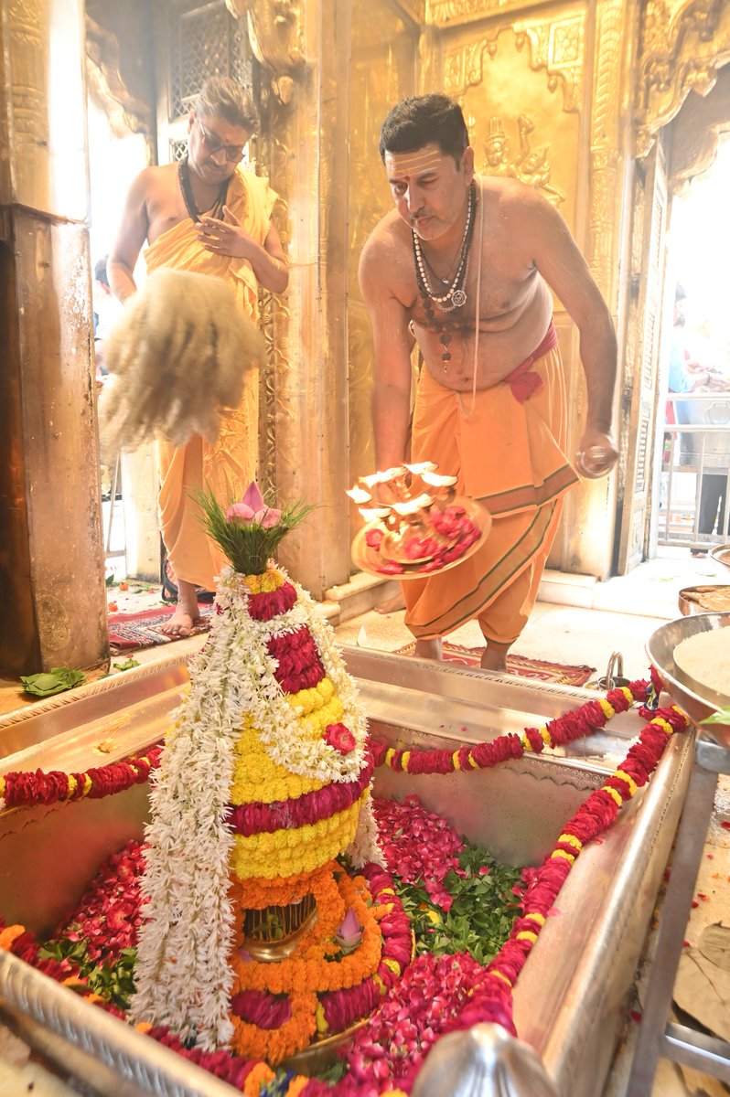 ShriVishwanath's tweet image. श्री काशी विश्वनाथ जी की मध्यान्ह-भोग आरती I 
#kashi #darshan #kashivishwanath #VishwanathDham #blessings