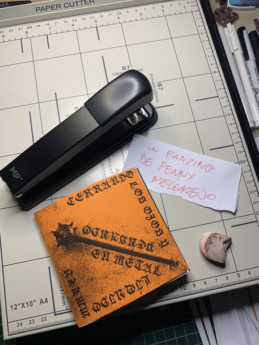 Vengo del D.I.Y., del underground, el punk, el hardcore, el black y el death metal sin producción, De los public enemy sin edulcorar y a veces es NECESARIO volver a la guillotina, las fotocopias y hacerlo a mano, volver al principio. Esta es mi nueva creación,24 páginas en 10x10