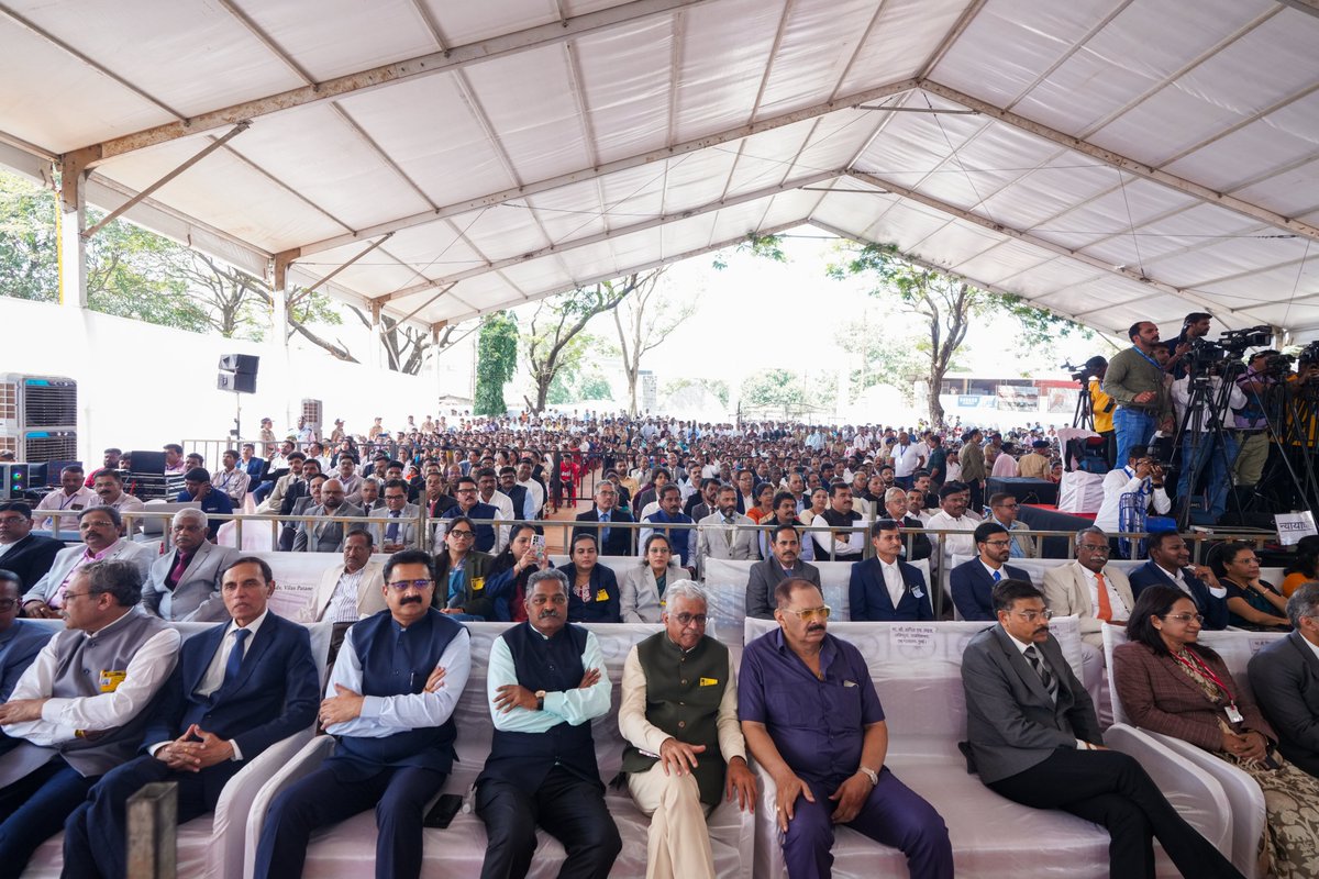 CMOMaharashtra's tweet image. 🔸भारताचे मा. सरन्यायाधीश भूषण गवईजी यांच्या हस्ते व मुख्यमंत्री देवेंद्र फडणवीस यांच्या प्रमुख उपस्थितीत मंडणगड, जिल्हा रत्नागिरी येथील &apos;दिवाणी व फौजदारी न्यायालया&apos;च्या नूतन इमारतीचे उदघाटन व कोनशिला अनावरण. 
यावेळी मुंबई उच्च न्यायालयाचे मा. मुख्य न्यायमूर्ती श्री चंद्रशेखर,…