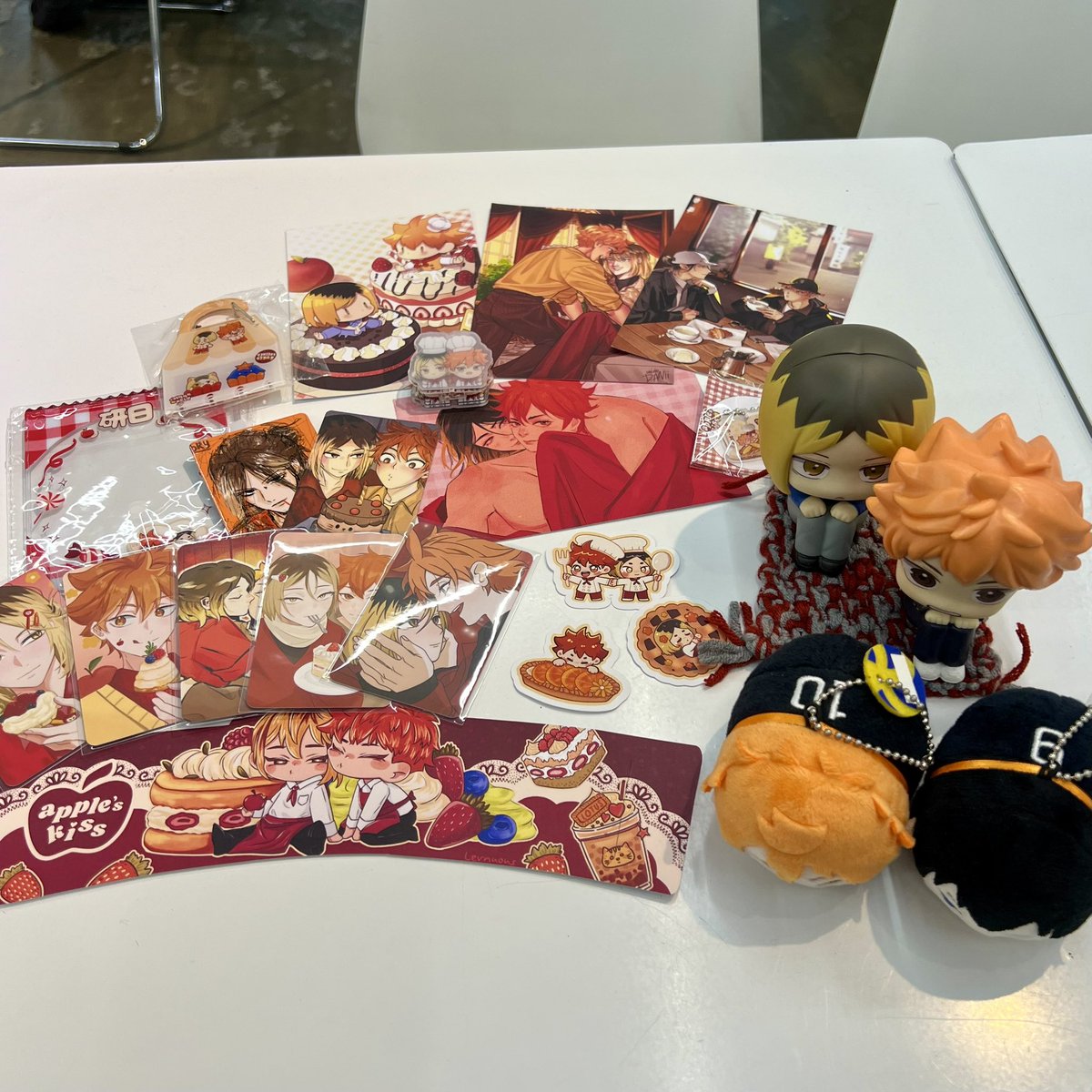 idi_yana_le's tweet photo. 10/10 lang talaga sa arts HUHU ang gaganda 😭😫❤️‍🔥 super happy to meet friends din, old and new!

(not pictured: super daming freebies HUHU teeway po sa mga nagbigay 🥰)

#KenHina #KenHinaCse #ApplesKiss https://t.co/lGf9XeBPhf