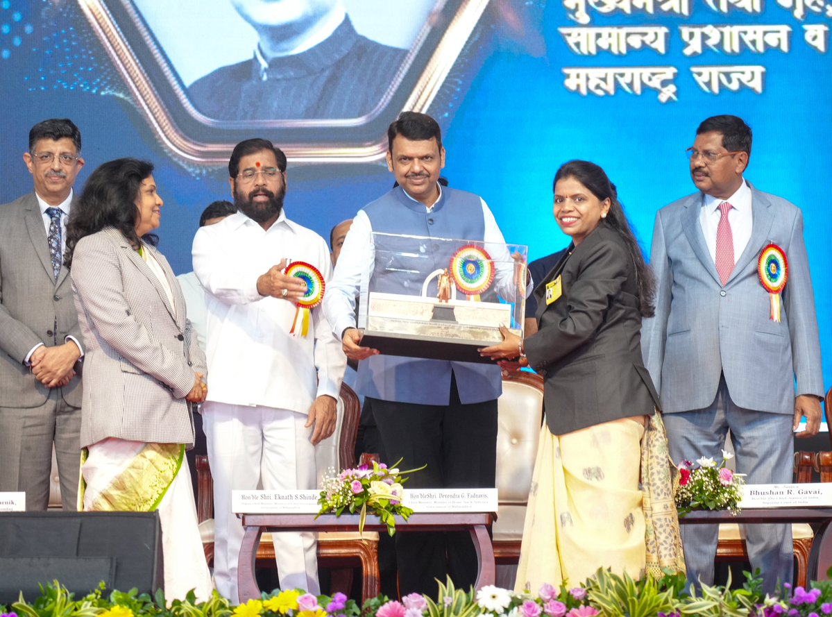 CMOMaharashtra's tweet image. 🔸भारत के मा. मुख्य न्यायाधीश भूषण गवई जी इनके करकमलों से एवं मुख्यमंत्री देवेंद्र फडणवीस इनकी प्रमुख उपस्थिति में मंडणगढ़, जिला रत्नागिरी के &apos;दीवानी व फौजदारी न्यायालय&apos; के नई इमारत का उदघाटन एवं कोनशिला अनावरण। इस अवसर पर मुंबई उच्च न्यायालय के मा. मुख्य न्यायाधीश श्री…