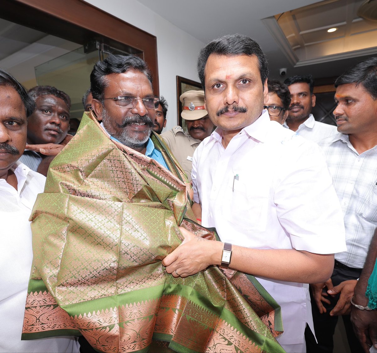 MohanMowgl10303's tweet image. இறந்தவர் குடும்பத்திற்கு நிவாரணம் கொடுக்க செல்லும்பொழுது இப்படித்தான் சால்வை அணிந்து போட்டோசூட் நடத்துவார்களா 🤦 @thirumaofficial