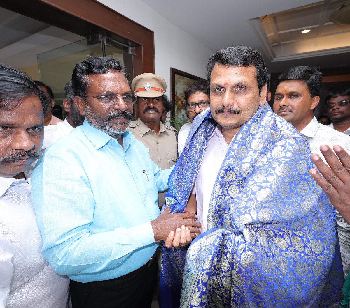 MohanMowgl10303's tweet image. இறந்தவர் குடும்பத்திற்கு நிவாரணம் கொடுக்க செல்லும்பொழுது இப்படித்தான் சால்வை அணிந்து போட்டோசூட் நடத்துவார்களா 🤦 @thirumaofficial