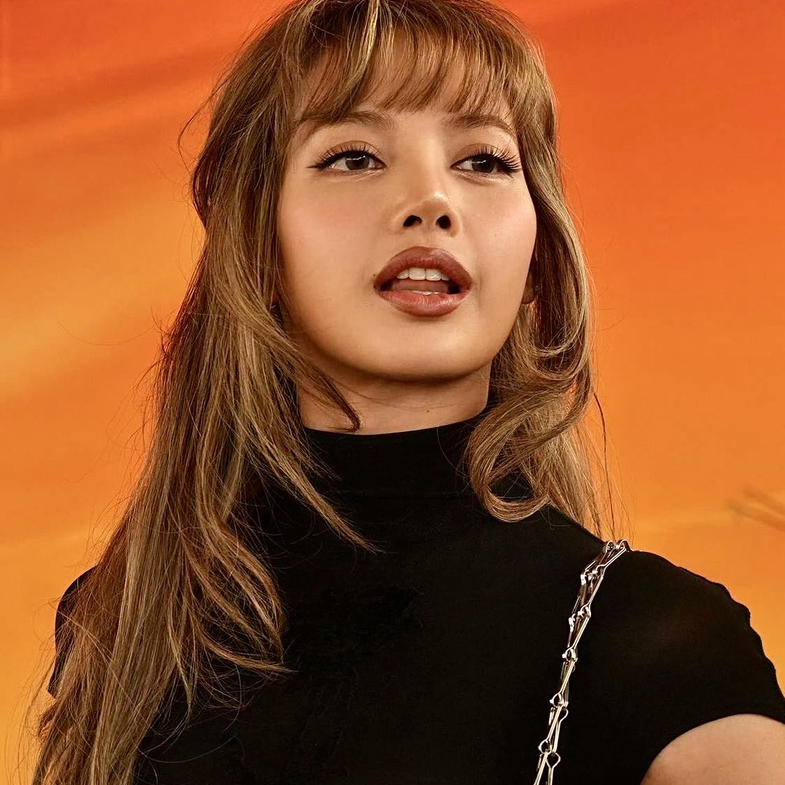 lalisaslore's tweet image. giving 90s actress beauty