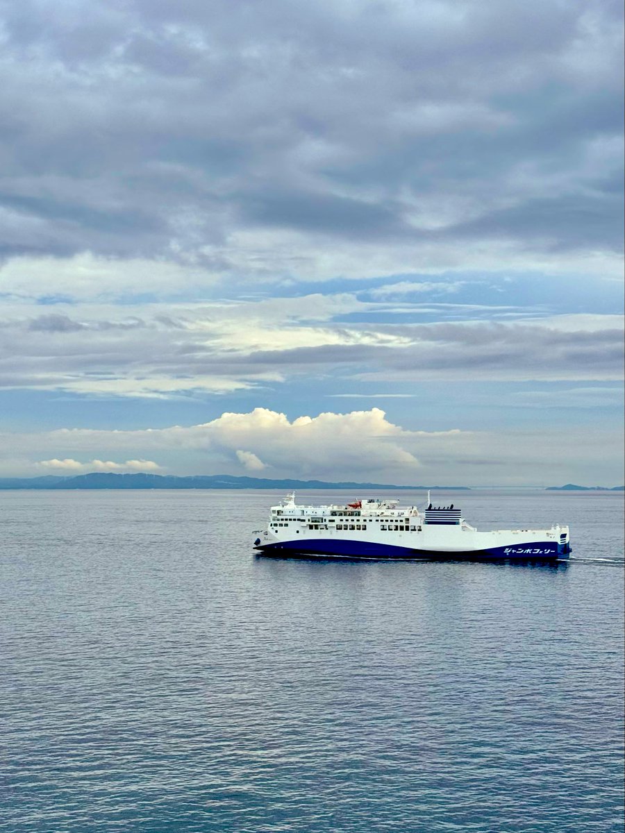 jumbo_ferry's tweet image. 飛鳥Ⅲのお客様から、さらに上り3便の「あおい」との並走シーンも、お送りいただきました‼️
綺麗に撮っていただき、本当にありがとうございます😭😭😭
穏やかな瀬戸内クルーズ、楽しんで下さい！
#飛鳥3 #新船あおい #ランデブー