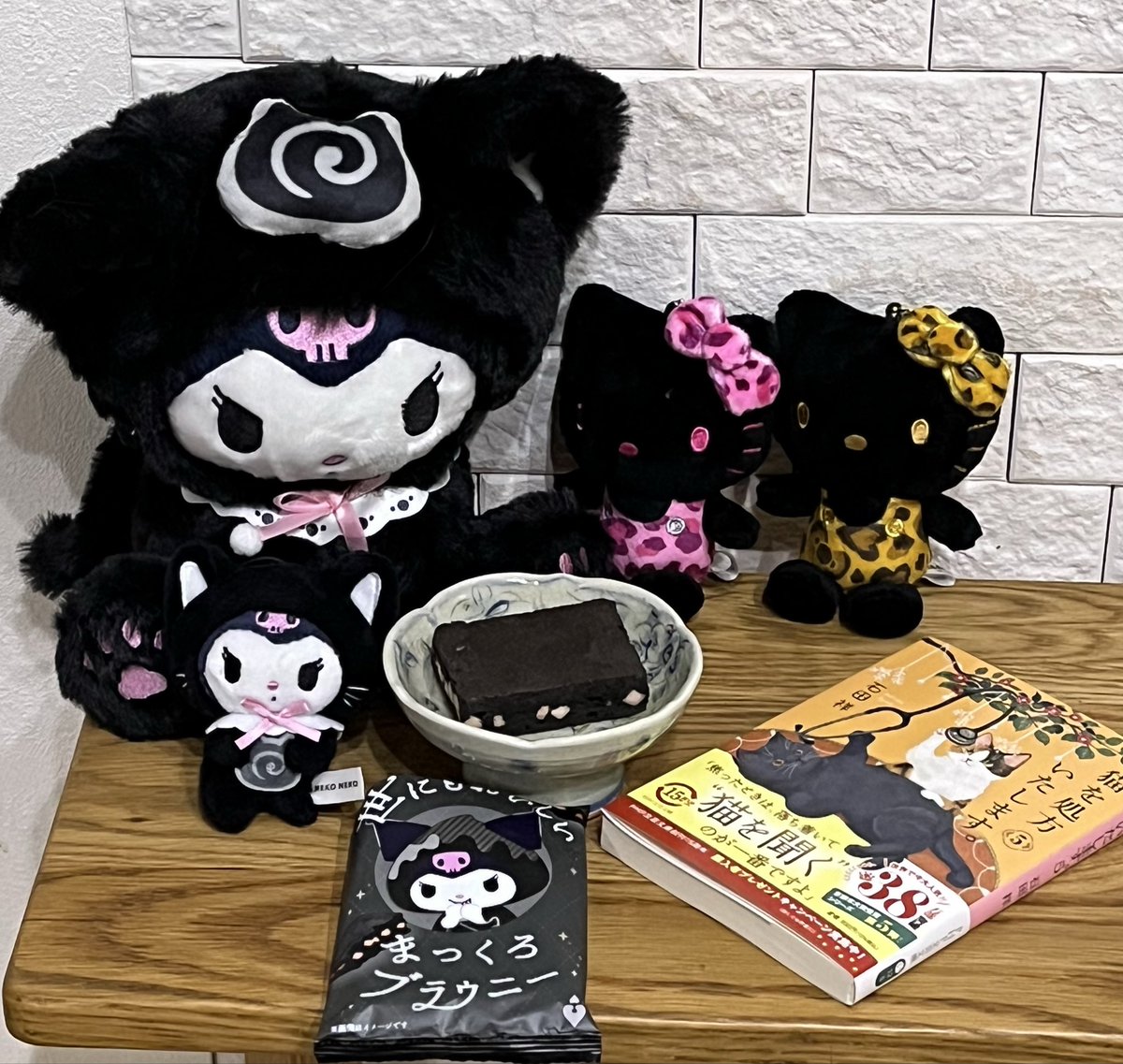 yukino33miyako's tweet image. 外は雨。幸い、頭痛の訪いはなし。
黒猫さんたちに囲まれて、まったり読書中♪🐈‍⬛
#猫を処方いたします。5
#石田祥 先生
#PHP文芸文庫
