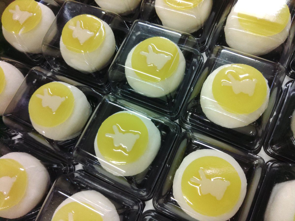 maxaboujp's tweet image. 十五夜終わってから特注では作っていましたが、ご来店のお客様でえ～食べ損ねた～とか、もう売ってないの～⁉️とか様々なお声がありましたので、『月見餅』再販でお作りしました～
今度こそお買い求めくださいね～👍