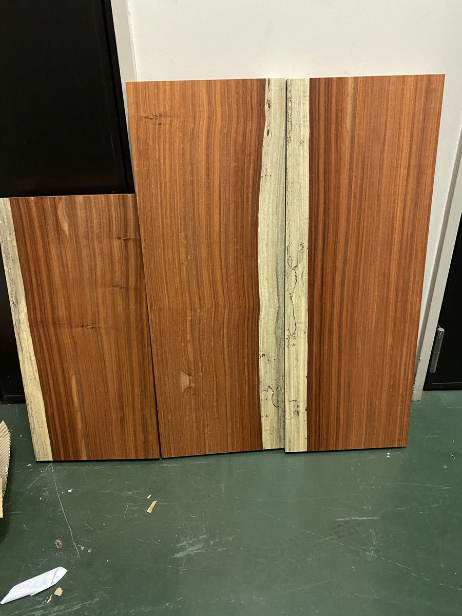 パドゥクの在庫が少なくなってきたので、仕入れました！！

以前、色々な指板の鳴りをコンコン叩いてみたらパドゥクが抜群に鳴りが良かったんですよね！！
よく考えたらマリンバなどにも使われるので音響特性は良い訳ですよねー
そして美しい😍