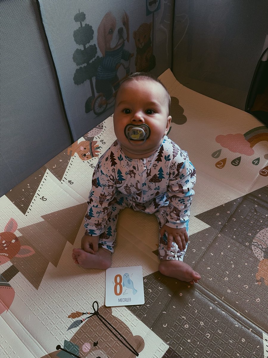 Тимуру 8 ❤️
Словить для фотки становится все сложнее. 
Показался второй зуб 🦷 
Ищем квартиру срочно 🚨 
Сразу после фото - случился первый синяк под глазом 😱
На этом все новости