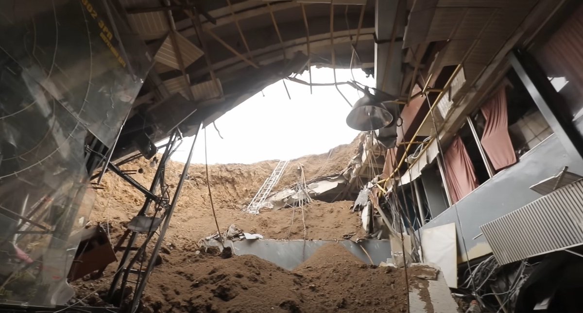 Мабуть все ж варто пояснювати людям, що на 100% захиститись від прильотів не можливо. На фото пробиття радянського командного бункеру ППО двома ракетами 24.02.22. За час війни, в силу своє роботи, я бачив вже достатньо прильотів по захисним спорудам. І так вони пробиваються. 1/5