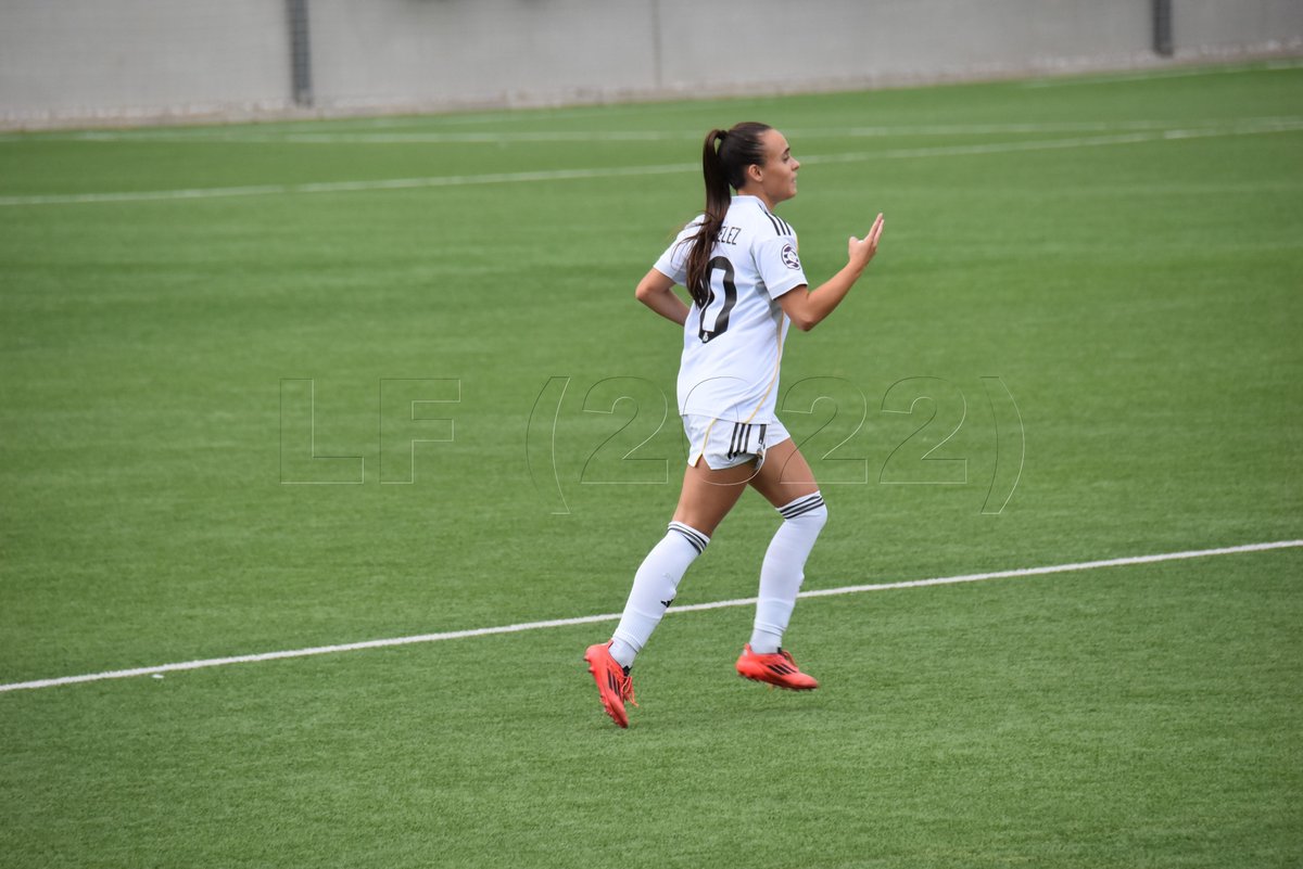 Sin duda alguna, la mejor de las noticias del partido de ayer entre el Real Madrid "B" y el Valencia CF fue la vuelta de Bea Vélez al césped.

Entre ambas fotos han pasado 385 días; 385 días en los que no hemos podido disfrutar de los goles de Bea sobre el césped. 

Después de